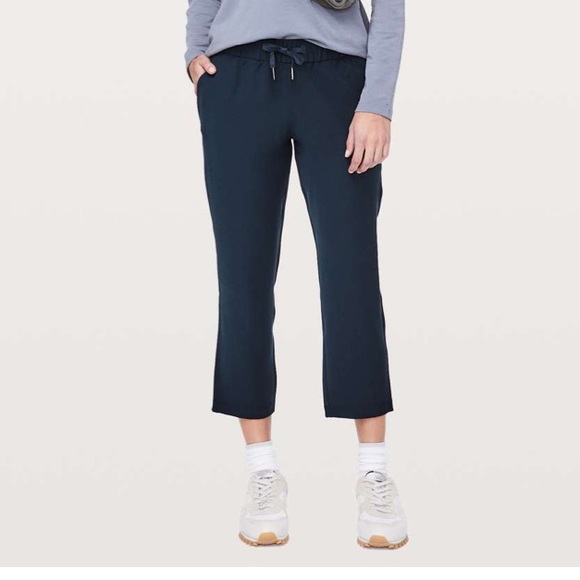 NWT Lululemon navy blue On the Fly Crop Woven